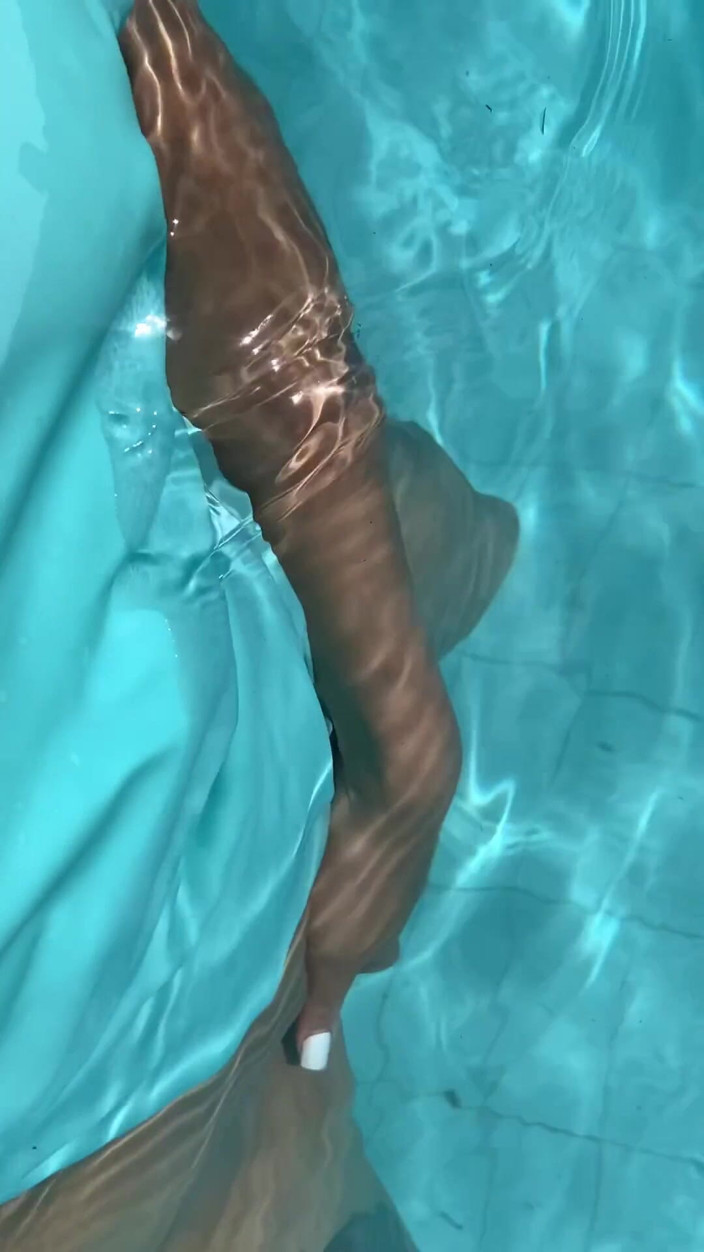 JhoanitaVioletta: I Had an Orgasm in the Outdoor Pool