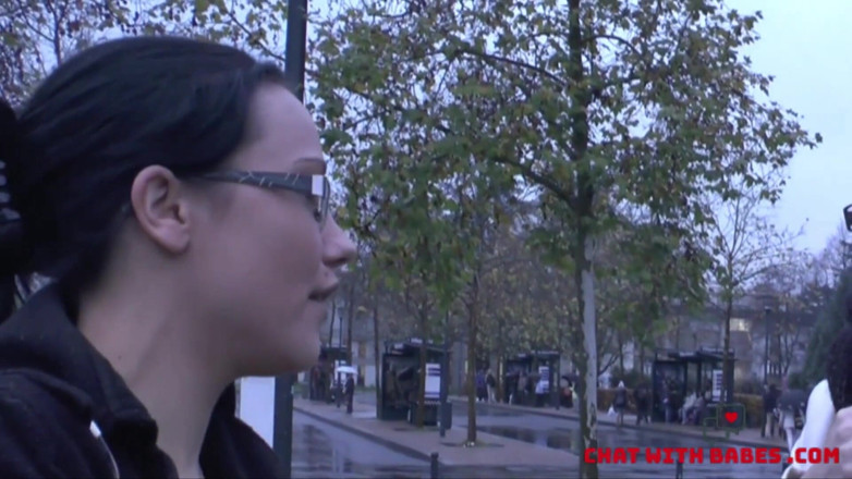 CBD Media: Une britannique magnifique aux cheveux brunes et à la belle peau...
