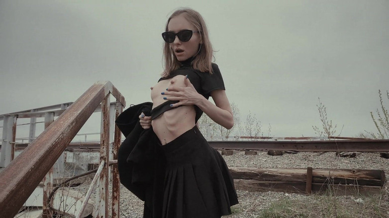 Dirty slut 666: Eu ando sem calcinha e mostro buceta da ponte