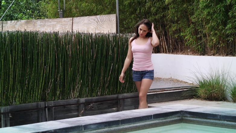 Flash Model Amateurs: Horny teen fingers her cunt in the shower