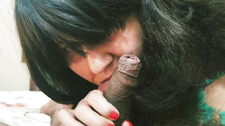 Bolly Karma: Süper ateşli sürtük büyük bir yarakla zevk alıyor