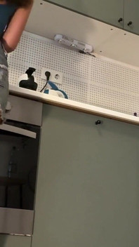 Dvě krásné nadržené těsné sexy raver dívky v džínové sukni a latexové minisukni sdílejí stejnou kuchyň