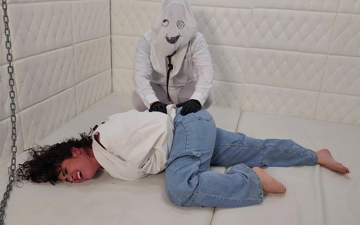 Nicky Rebel: Victoria Voxxx и чудовище щекотки