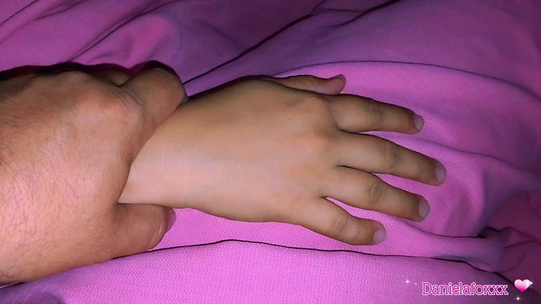 danielafoxxx: Berseronok dengan ibu tiri pada tengah malam di biliknya