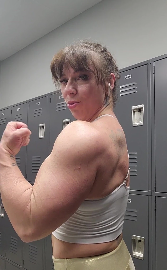 Ecko Belle: How About Some Pec Bouncing