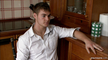 Private.com: Özel orta yaşlı seksi kadın seks için oğullarının arkadaşını baştan çıkarıyor...