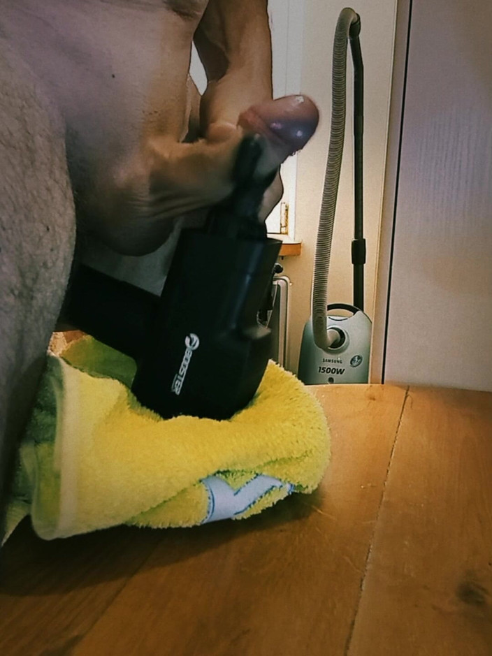 White Ukrainian Dick: Začala jsem uklízet místnost, ale touha stříkat vyhrála!