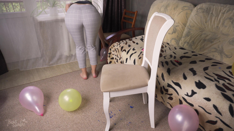 Teasecombo 4K: Seksowna dziewczyna wyskakuje balony w zgrane spodnie