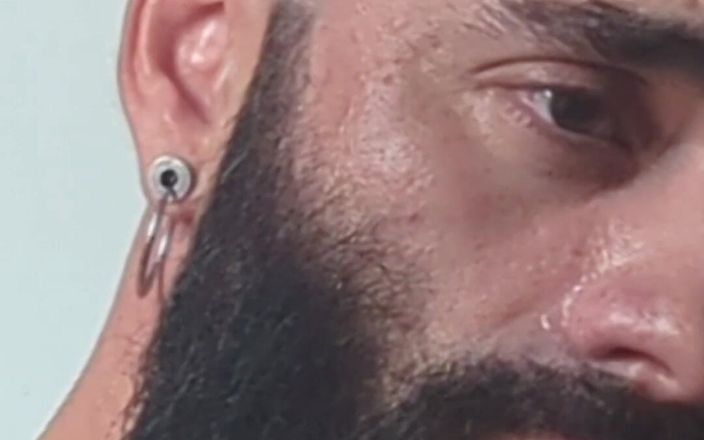 The bearded master: Ik pronk met mijn sterke lichaam en harde pik.