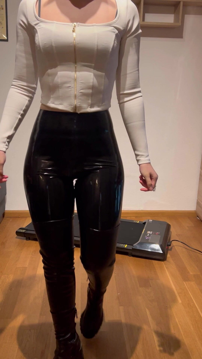 LillyLeather: Latexová teenagerka chodí v různých botách a vysokých podpatcích na...