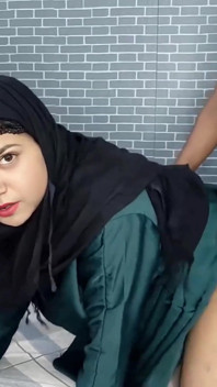 Heißes muslimisches mädchen wurde abgelenkt, nachdem sie den großen schwanz des vermieters gesehen hatte