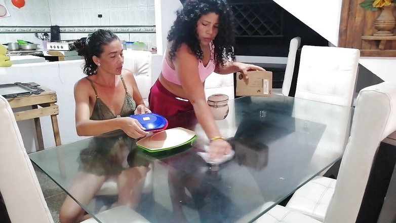 catalinagrande: मैं अपनी सौतेली बहन को भोजन कक्ष को साफ करने में मदद करता हूं और हम उसके ऊपर चुदाई करते हैं