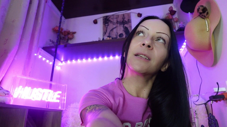 Raven Willow: 被绑在地板上被惩罚