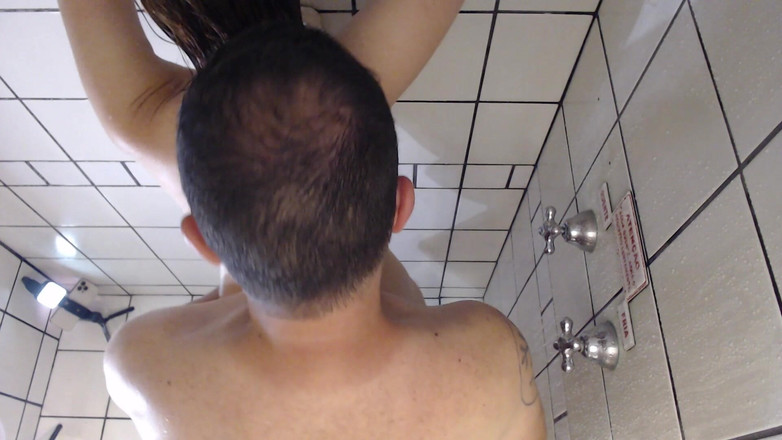 Casal Amador: Femeia căsătorită ejaculează și geme foarte tare în timpul futaiei în baie