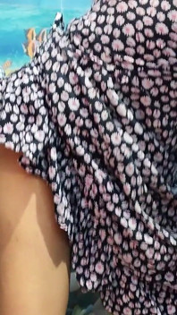 Vaishnavy kencing dan mandi di kamar mandi