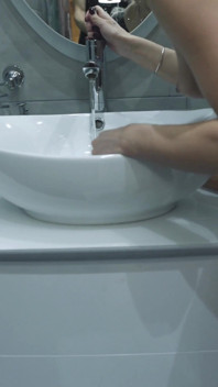 Pantat bahenol tante seksi ini dientot habis-habisan pakai dildo ukuran raksasa untuk pertama kalinya