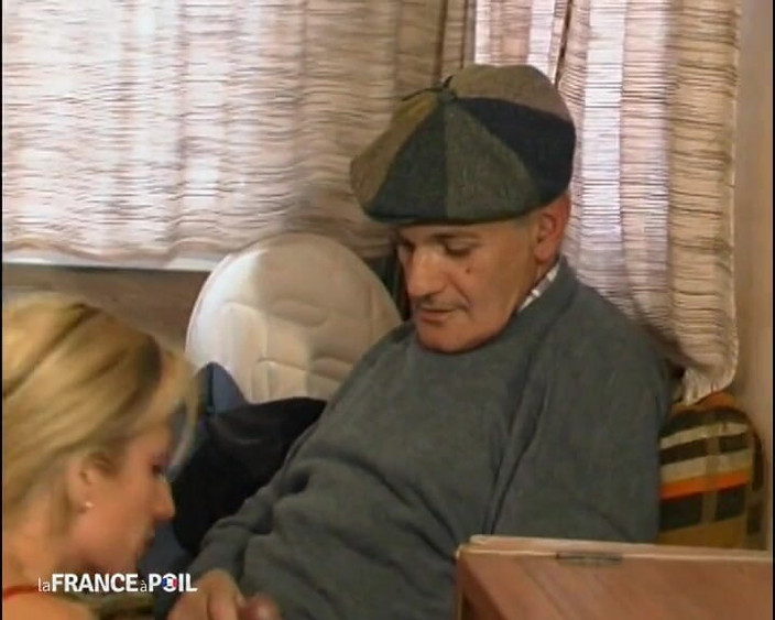 Rue Chaude: Sapık bir dede taşaklarını fahişenin otobüsünden çıkarmaya geliyor.