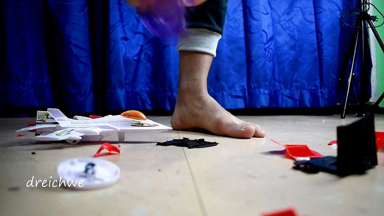 Dreichwe: 장난감 비행기로 큰 차를 파괴