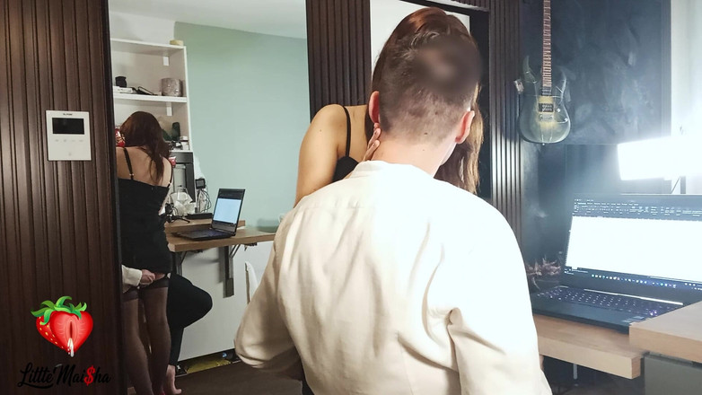 LittleMaisha: Maisha, vestida de gafas, mama mientras trabaja desde casa. Ella...