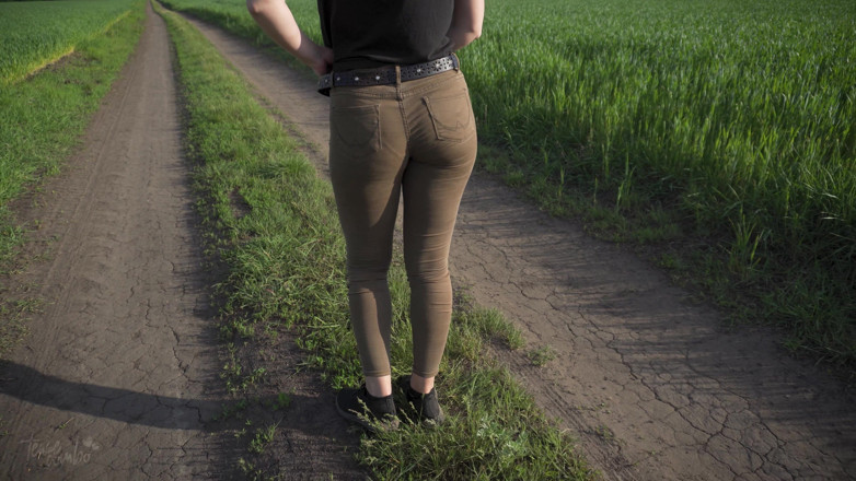 Teasecombo 4K: Sexig MILF går utomhus och retar söta trosor