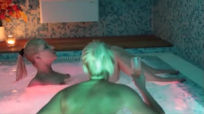 Muschi movie official: Sexy blonde in the sauna