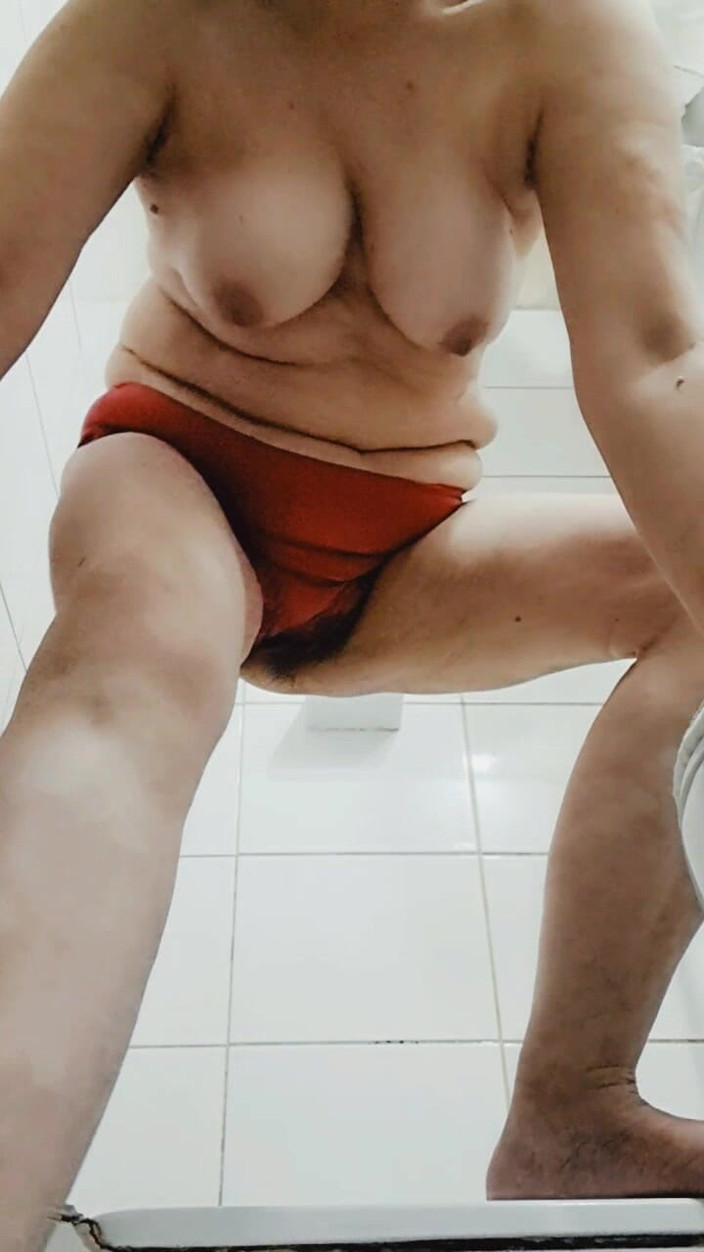 Mommy big hairy pussy: Lavado de madrastra se puede ver ese coño peludo y...