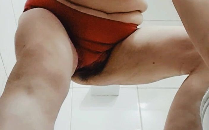 Mommy big hairy pussy: Üvey anne çamaşır yıkarken o kıllı amcığını ve göğüslerini görebilirsiniz