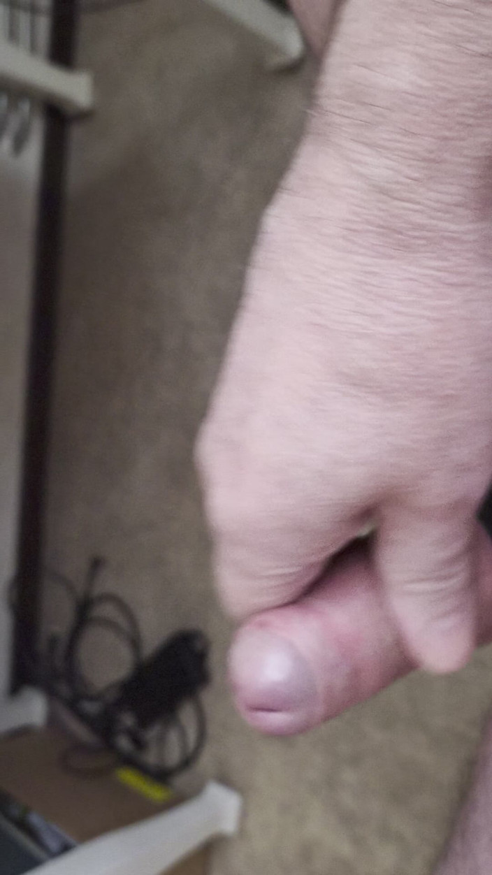 Pellefnatt: Mon ami s’assoit sur une chaise et se branle la...