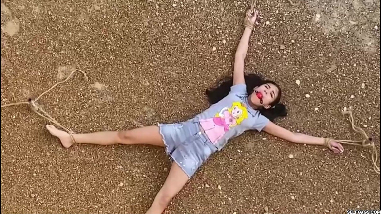 Selfgags Latina Bondage: Une fille de 18 ans qui s'ennuie veut du bondage de...