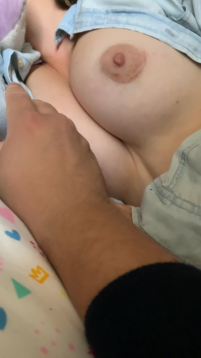 ErosChile: ベッドで休んでいます