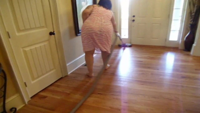 Sexy Amateurz: Vacuuming In a dress