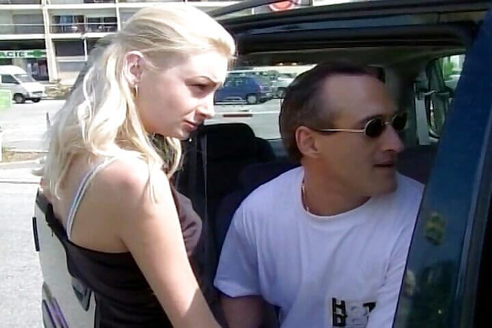 Filles Francaises: Mega hete blonde Fransen zuigt lul in de auto