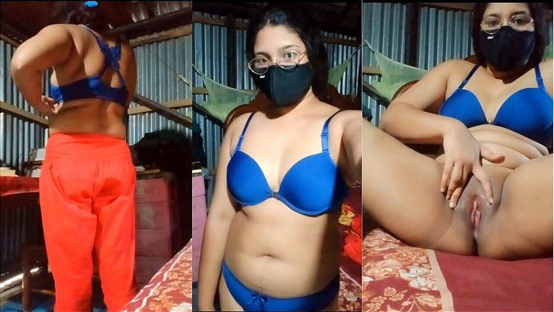 ModernBeauty: देसी लड़की akhi अपने शरीर के अत्यंत सुंदर अंगों के साथ खेल रही है