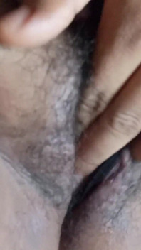 MILF gordinha se masturba no chuveiro