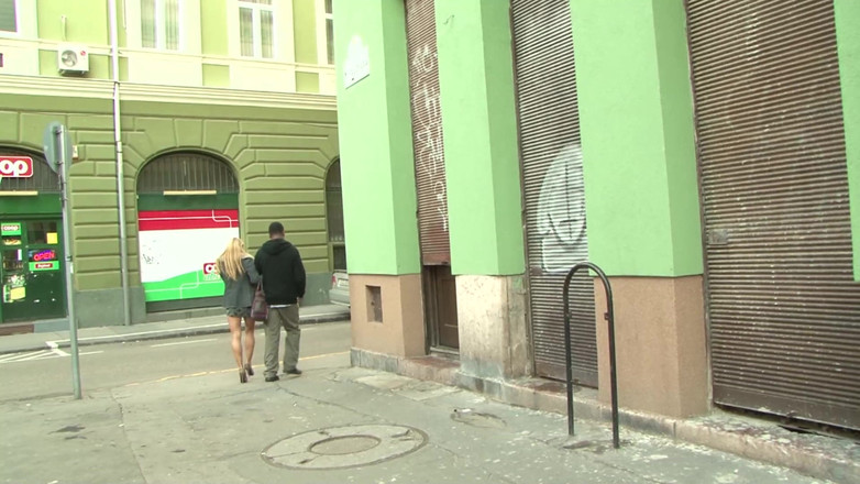 We heart Milfs: Сексуальную блондинку Nikky Thorne оторвали ее розовые чулки и трахнули