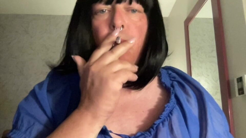 Josie Smokes: Курящая сисси кроссдрессера