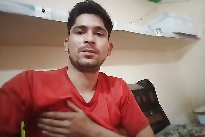 Gangbang straight: Genç oğlan meme gösterisi