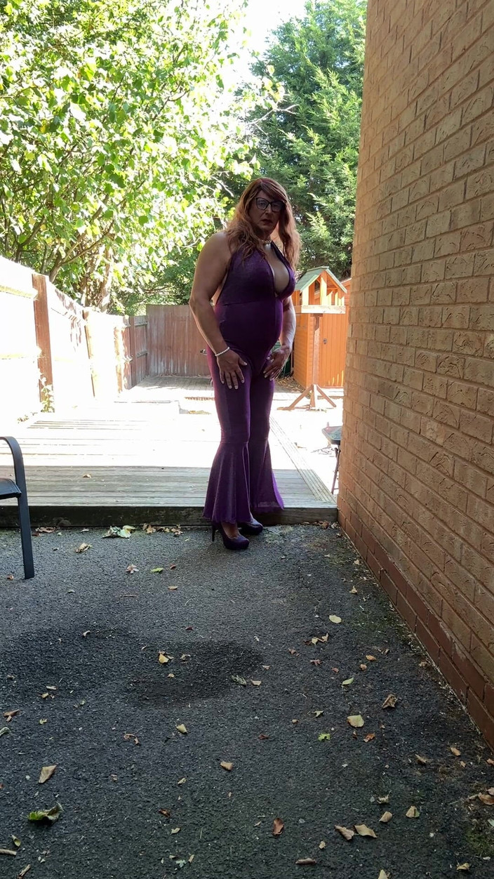 Kellycd2022: 穿着紫色紧身连衣裤和高跟鞋的性感 Crossdresser Kellycd2022