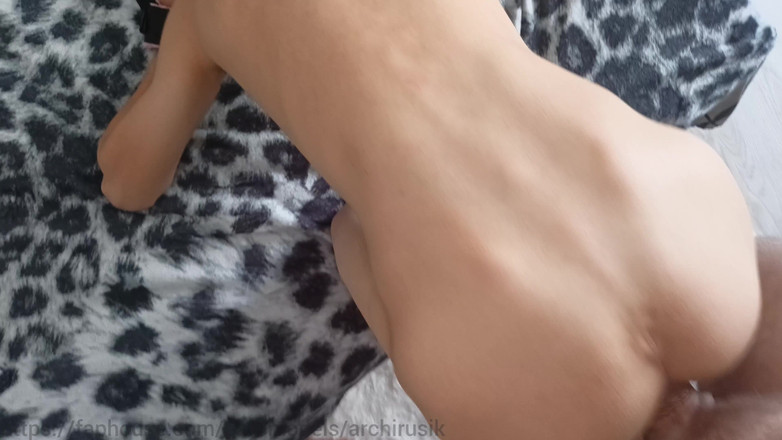 ArchiRusik: まっすぐな男が犯され、若い弱虫フェムボーイの噴水を注いだ!