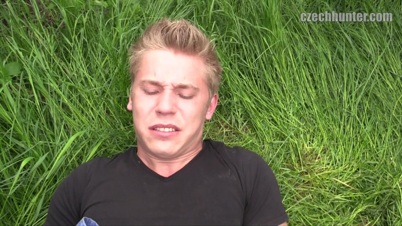 Czech Hunter: Czech Hunter - Twink Sedang Bersantai Di Taman Dan Diidamkan Beberapa...