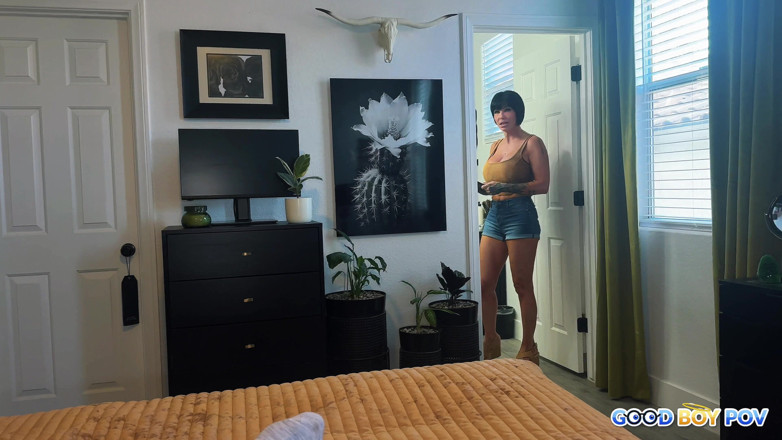 London Ford: My Happy Cougar Girlfriend Sucks Me off in Bed Before...