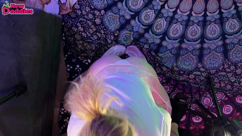 NewDaddies: 金髪の女の子の顔でセックス、気管が永遠に壊れた