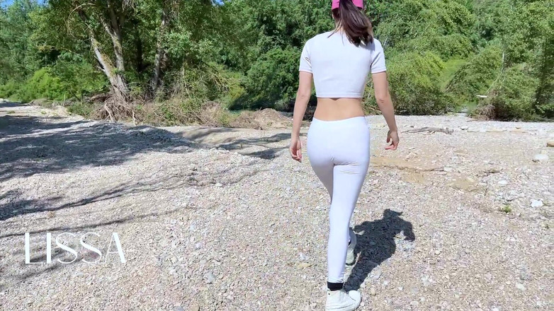 Lissa Brown: Procházka v mokrých ponožkách + dvojité čůrání