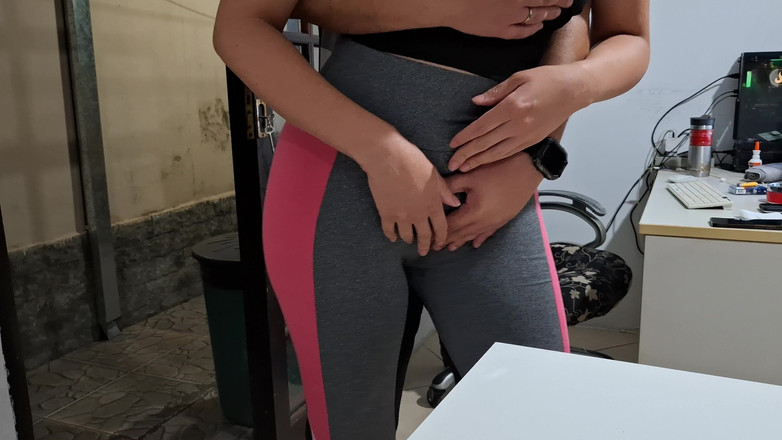 Gabi SweetCouplesStories: Si masturba il suo zoccolo di cammello sul tavolo con...