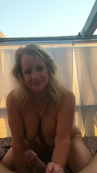 Swinger-stel geniet bij zonsopgang van een swingbed buiten