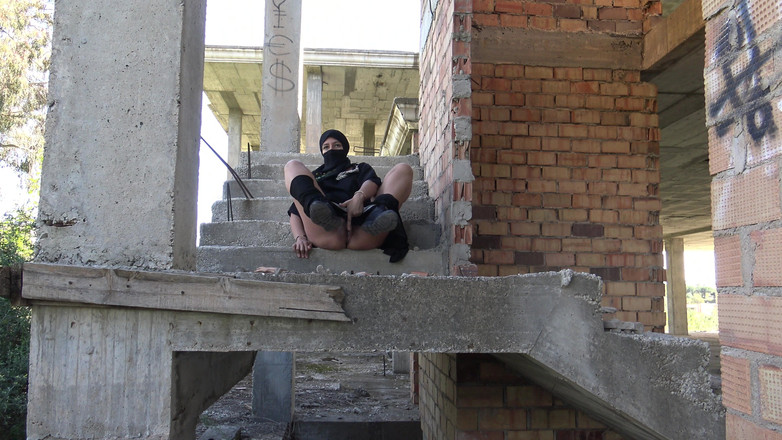 Souzan Halabi: Femeie musulmană excitată care se masturbează în aer liber