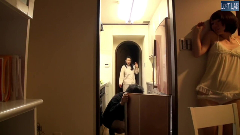 Lust lab: Sguardo incurante - accorgendo la sua reazione, lascia andare ancora di...