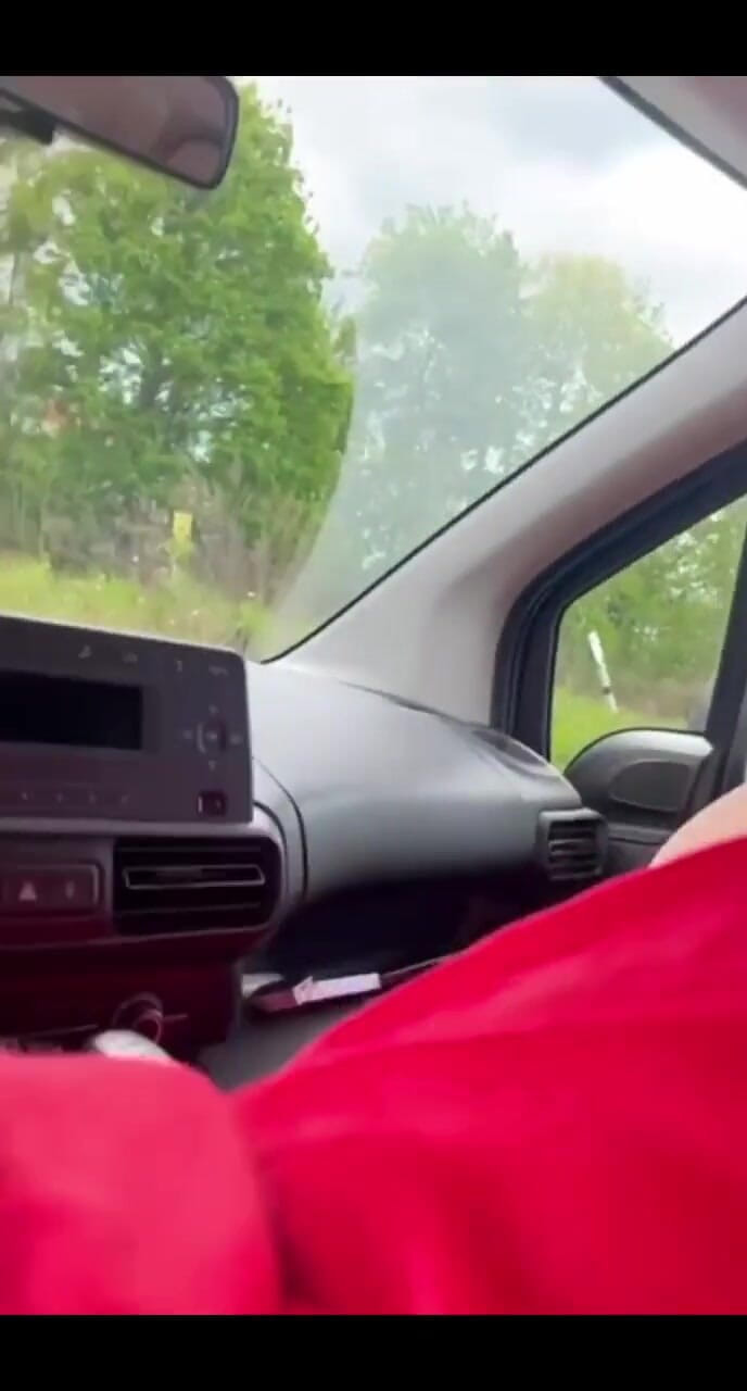 KarmenMilf: 车里的极端，热辣的口交，和大量的精液