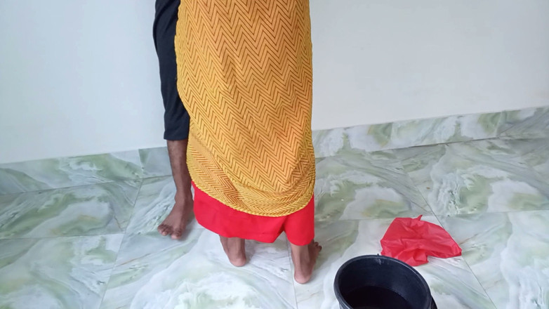 Bd fuking: Sexy_toma मेरी पत्नी घर पर नहीं है इसलिए मैंने नौकरानी को अच्छी तरह से चोदा; मैंने उसे पैसे से लुभाया और उसे अपने दिल की सामग्री के लिए चोदा।