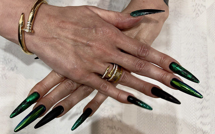 Julia domaina: Dlouhé prsty s dlouhými nehty